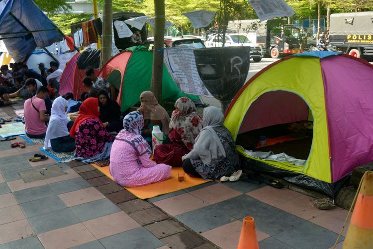 Pencari Suaka Masih Bertahan di Trotoar Makassar, Berikut Foto-fotonya
