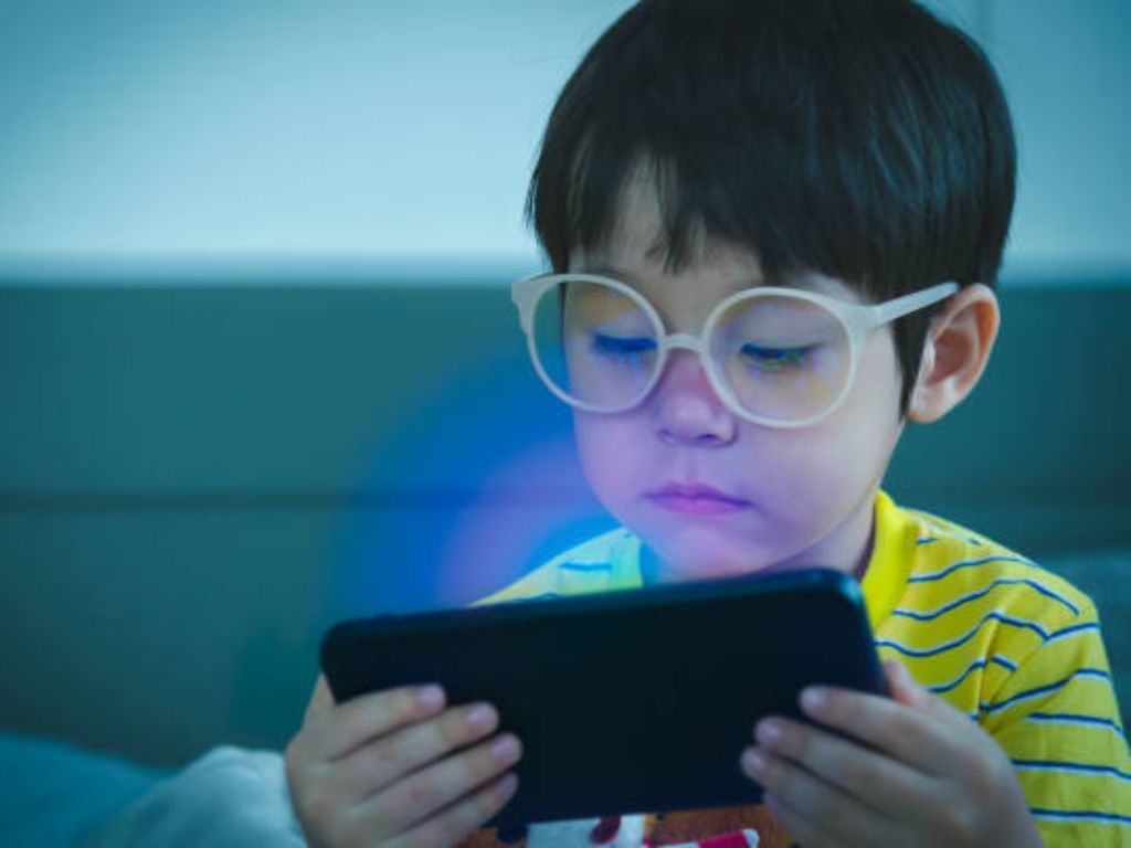 Anak Sering Memicingkan Mata, Bisa Jadi Tanda Awal Pakai Kacamata Minus