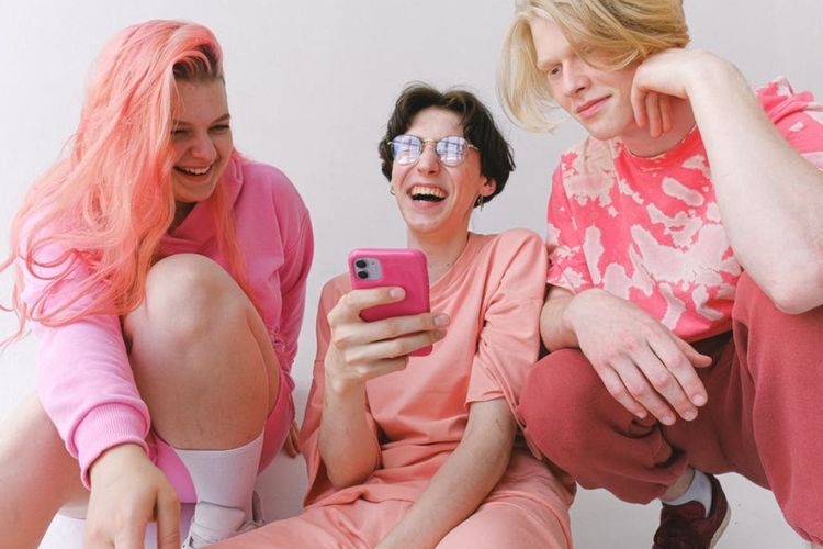 5 Penyakit Baru yang Disebabkan Terlalu Sering Main Smartphone