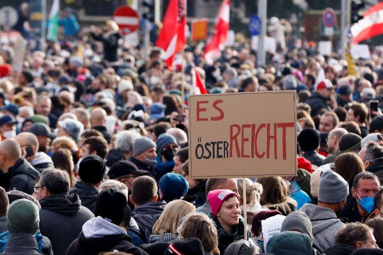 Pengunjuk Rasa di Austria Bentrok dengan Polisi, Tak Terima Aturan Baru Covid-19