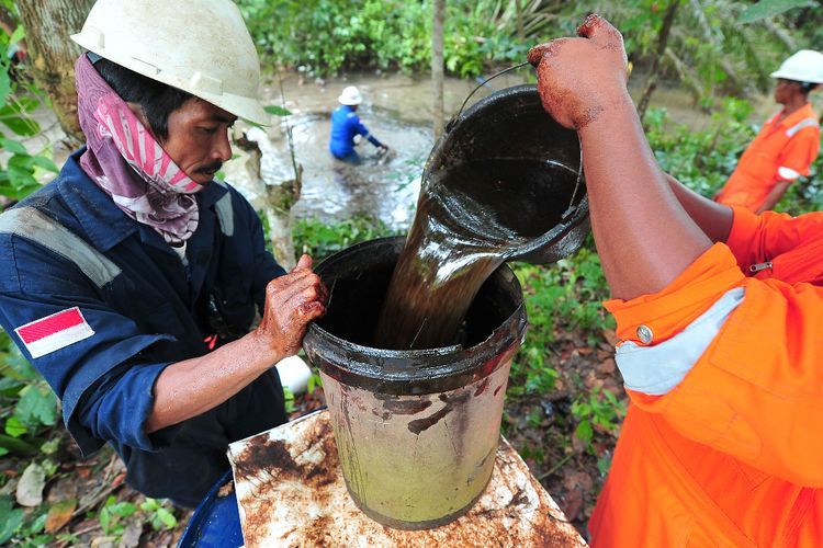 Membersihkan Saluran Air Tercemar Minyak Pertamina, Ini Foto-fotonya