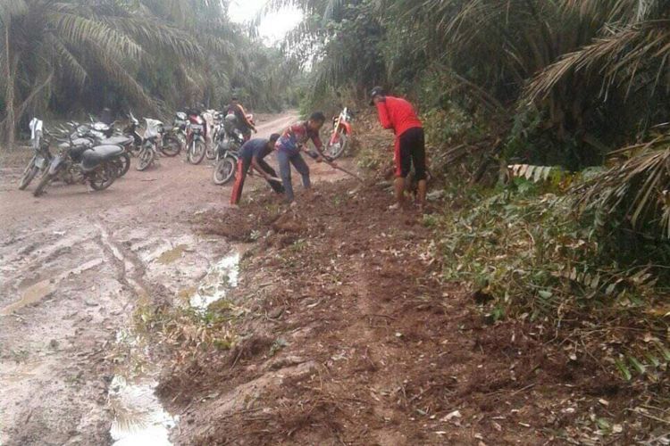 Viral Pelajar di Sumsel Gotong Royong Perbaiki Jalanan yang Rusak dan Berlumpur