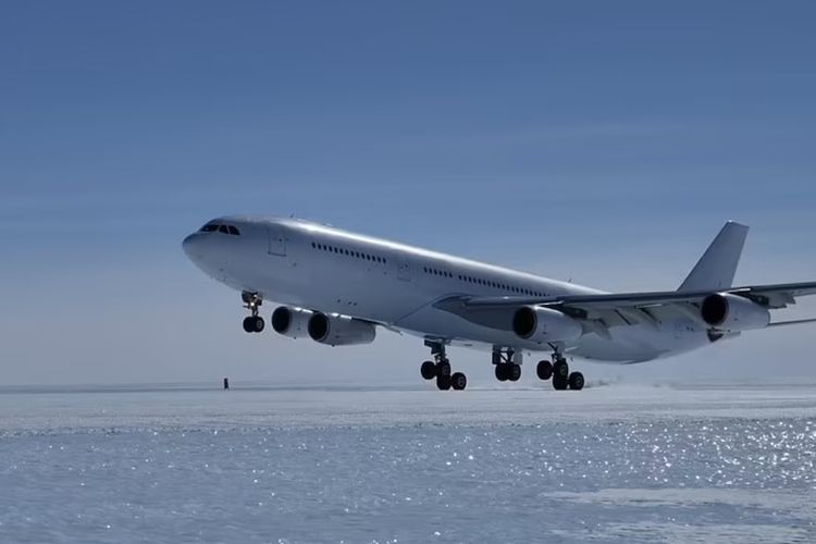Cetak Sejarah! Pesawat Airbus A340 Sukses Lakukan  Pendaratan di Atas Es Antartika
