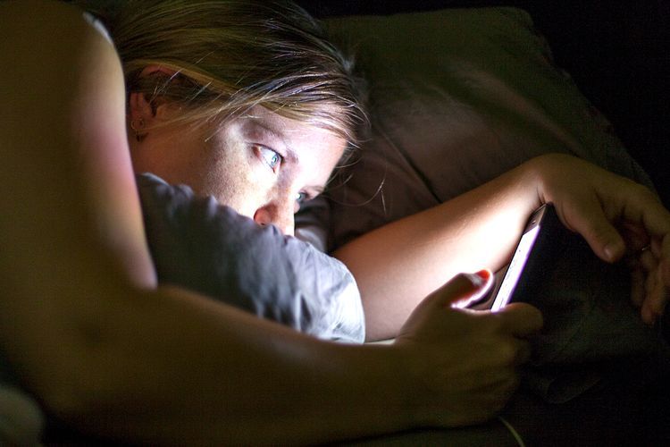 Terlalu Lama Menatap Layar Ponsel, Laptop, hingga Televisi Bisa Menyebabkan Kebutaan Dini