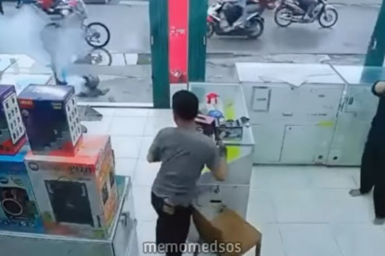 Gegara Panik, Pria ini Lempar Tabung Gas Bocor ke Jalan Raya dan Nyaris Kena Pengendara