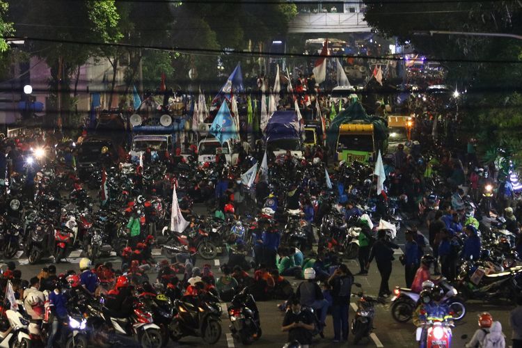 Aksi Menuntut Kenaikan UMK 2022 di Surabaya, Ini Foto-fotonya
