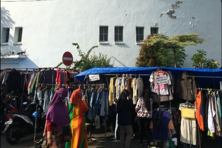 Pasar Pagi Tugu Pahlawan, Surganya Pecinta Thrifting di Surabaya