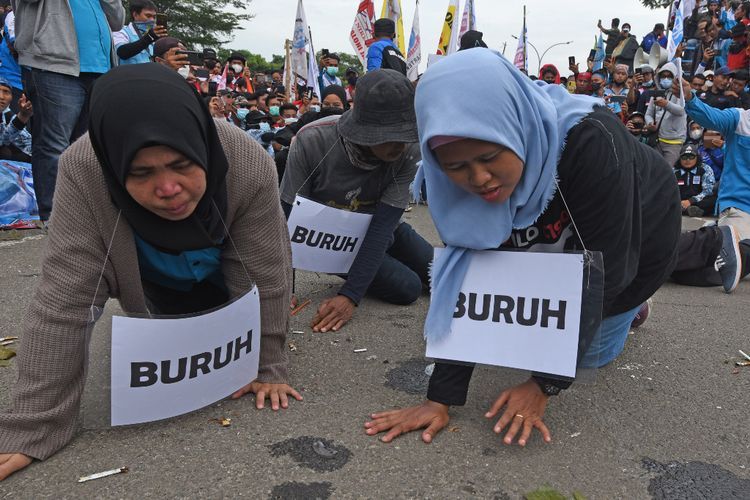 Aksi Teatrikal Buruh Tuntut Kenaikan Upah di Serang, Ini Foto-fotonya