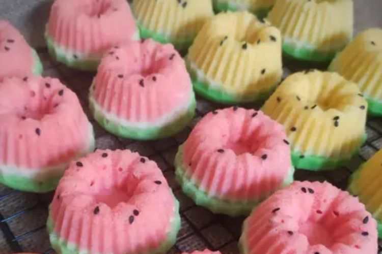 Lembut dan Menggoda, Bikin Bolu Kukus Semangka Yuk untuk Cemilan