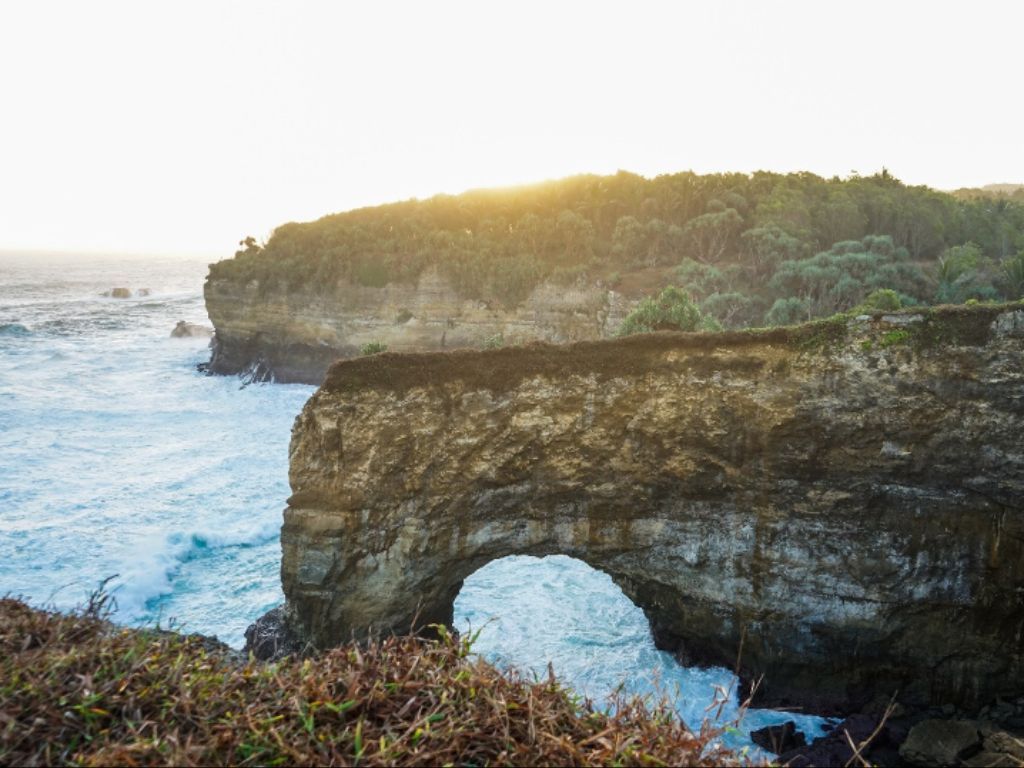 Pantai Karang Bolong, Spot Terbaik untuk Menikmati Sunrise dan Sunset di Pacitan