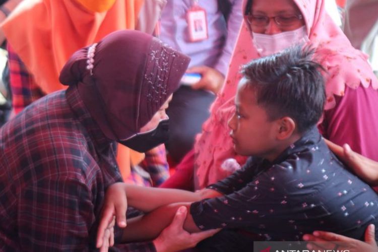 Mensos Risma Hibur Anak-anak Pengungsi Bencana Gunung Semeru, Ajak Bernyanyi Bersama