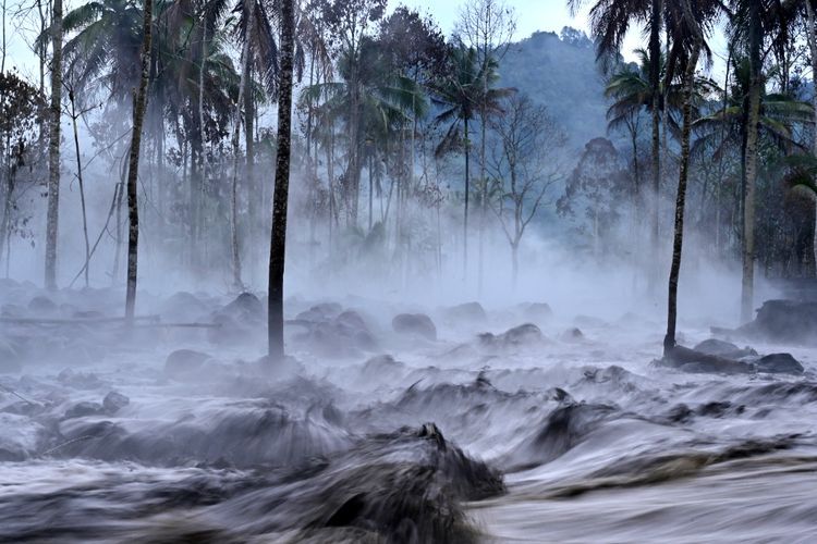 Detik-detik Banjir Lahar Dingin Terjang Permukiman Warga Sekitar Semeru