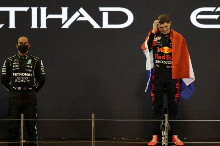 Sambil Pegang Trophy Juara Dunia GP F1, Verstappen Tujuan Hidup Tercapai
