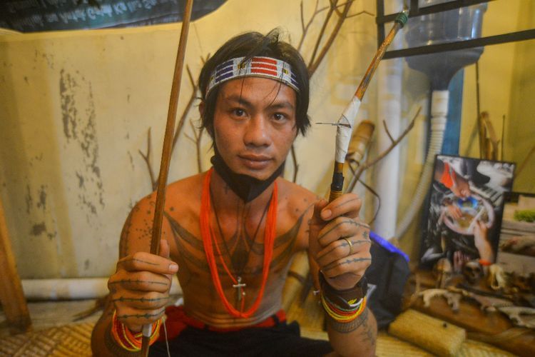 Pembuatan Tato Mentawai, Berikut Foto-fotonya
