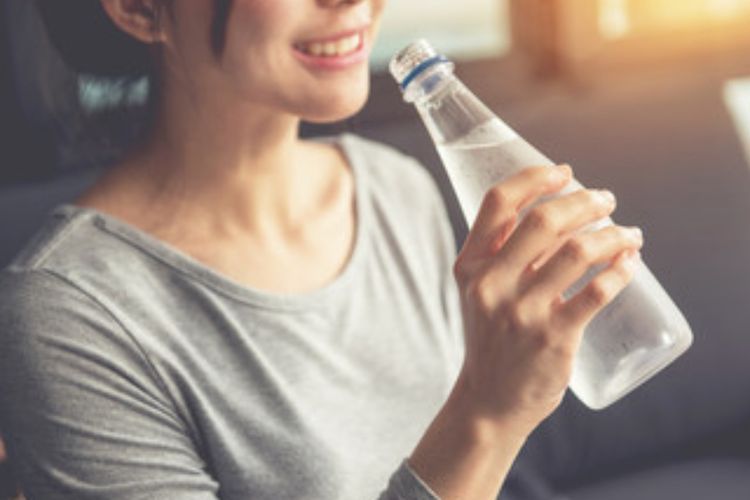 Benarkah Minum Air Dingin saat Sedang Haid Berbahaya?