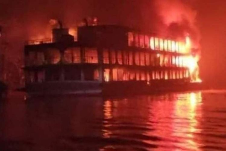 Bawa 1.000 Penumpang, Kapal Feri di Bangladesh Terbakar, 30 Orang Tewas