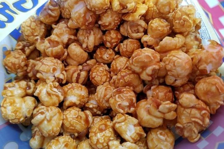 Jadi Teman Nonton di Akhir Tahun, Kita Buat Popcorn Karamel yang Manis dan Gurih Yuk?
