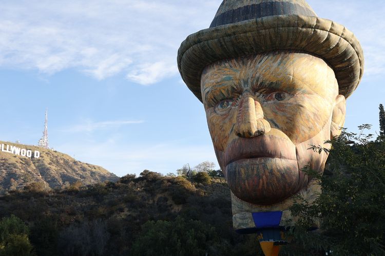 Balon Udara Besar yang Menyerupai Vincent Van Gogh  Mengudara di Langit Los Angeles!