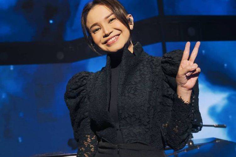 Profil Rossa, Penyanyi Wanita Berprestasi dan Juri X Factor Indonesia Musim 3