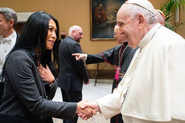 Anggun C Sasmi Ketemu dan Salaman dengan Paus Fransiskus, Bikin Netizen Iri