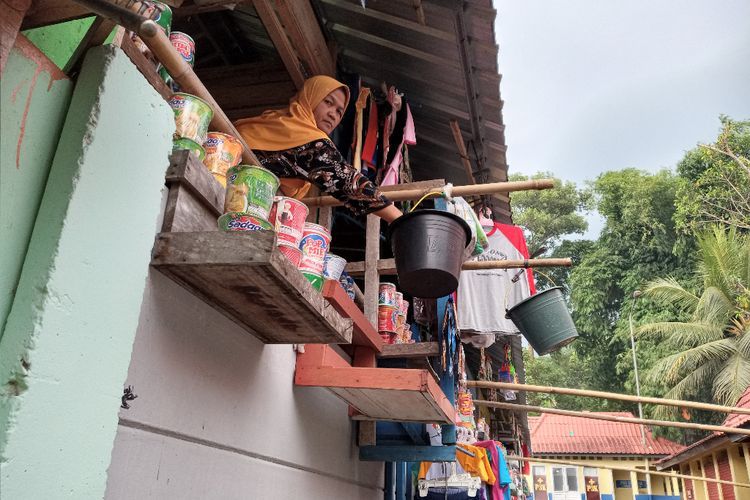 Kreatif! Terhalang Jarak, Jualan Pakai Ember dan Bambu