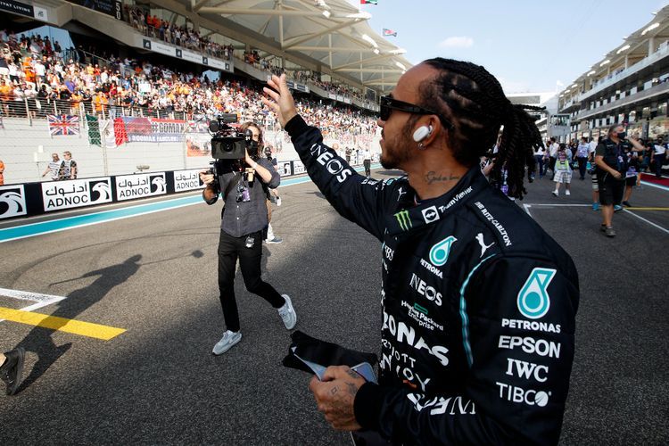 Hamilton Dirumorkan Pensiun dari F1, Mercedes justru Kasih Kode Sebaliknya