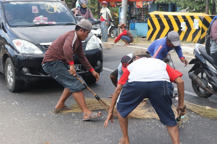 Kisah Mistis di Balik Tradisi Penyapu Koin di Jembatan Indramayu
