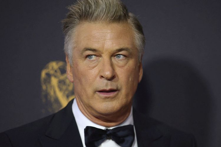 Dirumorkan Tak Bekerja Sama Soal Penyelidikan di Tempat Syuting, Alec Baldwin: Itu Bohong