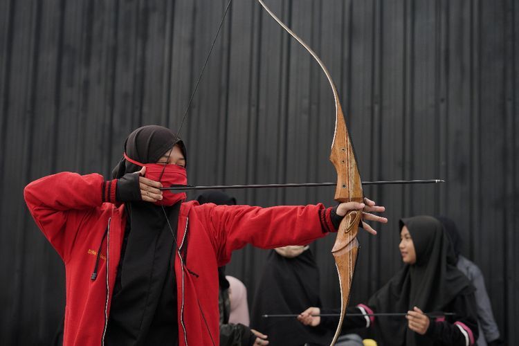 Enggak Hanya Ngaji, Para Hijabers Ini Juga Jago Memanah