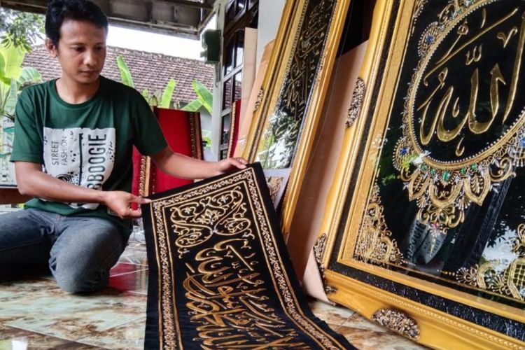 Uniknya Gaya Kaligarafi Seniman Tulungagung Berbahan Kertas dan Lem, Bernilai Jual Tinggi