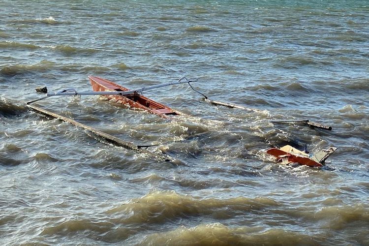 Detik-detik Perahu Nelayan Tenggelam Dihantam Ombak Besar