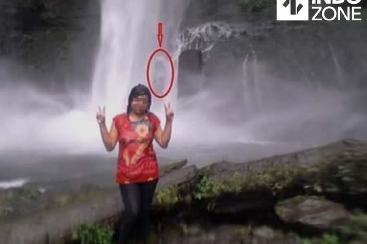 Hii... Berfoto di Air Terjun, Ada Penampakan Sosok Perempuan