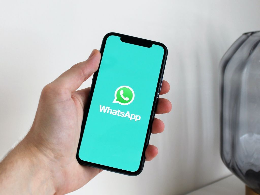 4 Cara Melihat Status WA Tanpa Ketahuan, Nomor 1 Wajib Coba!