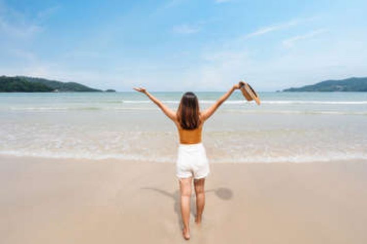 Kenapa Sih Ngga Boleh Pakai Baju Hijau atau Biru saat Bermain di Pantai Selatan Jawa?