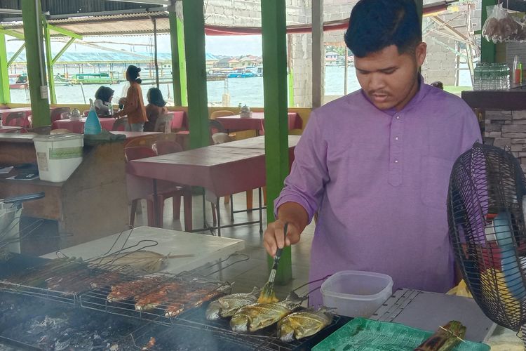 Aneh Tapi Nyata! Hanya di Hari Jumat Warung Ikan Bakar Ini Habiskan 20 Kg Ikan, Kok Bisa?