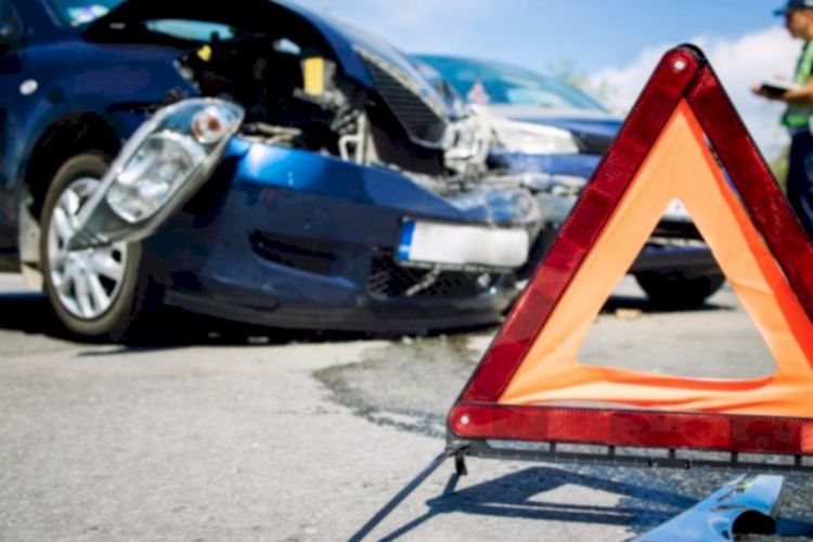 2 Orang Tewas Terbakar Usai Mobilnya Tabrak Separator Busway di Jakpus