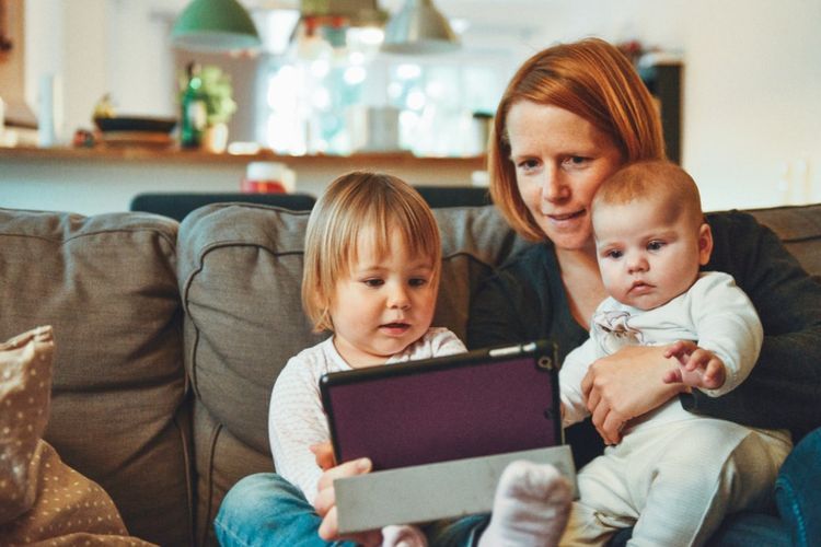 Psikolog Sebut Waktu yang Tepat Kenalkan Gadget pada Anak saat Usia 18 Bulan 