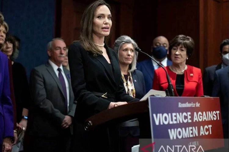 Luluhkan Senator AS, Angelina Jolie Menangis Sampaikan Pidato Kekerasan Terhadap Perempuan