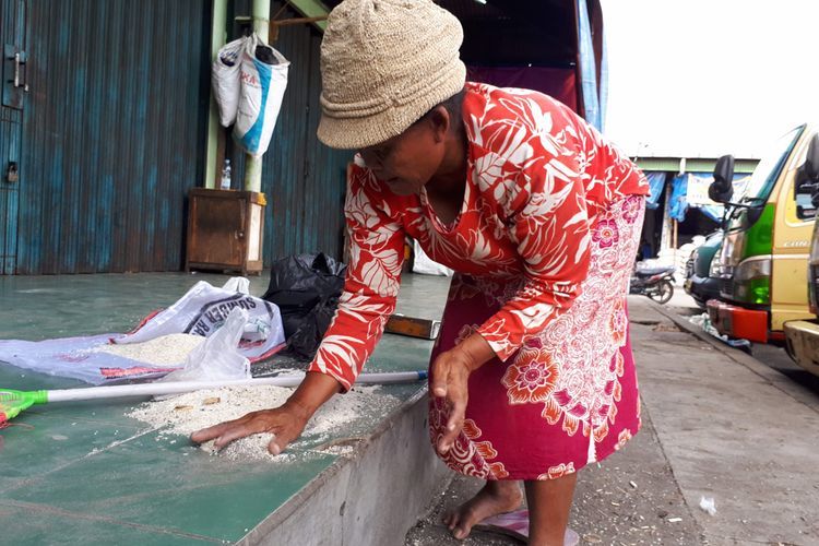 Kisah Lansia Pemulung Beras, Makan Beras Sisa sampai Diusir Petugas