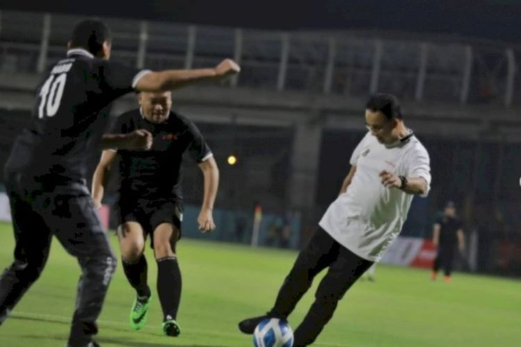 'Persija Kalahkan Persib', Anies Berhasil Bobol Gawang Ridwan Kamil saat Main Bola di JIS