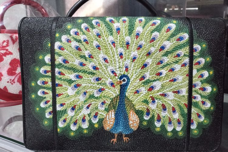 Tas Iriana Jokowi Ternyata Dibuat dari Ikan, Made In Boyolali Jadi Rebutan di Swiss 