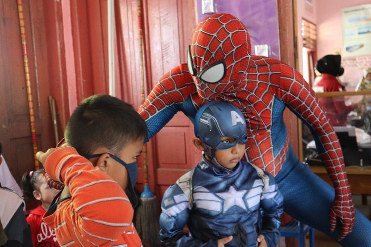 Bikin Heboh! Spiderman Lakukan Ini Biar Captain America Mau Vaksin Covid-19