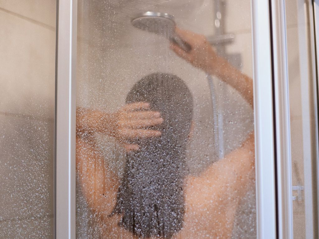 Stop Kebiasaan Buang Air Kecil pada saat Mandi, Ternyata Efeknya Sangat Berbahaya!