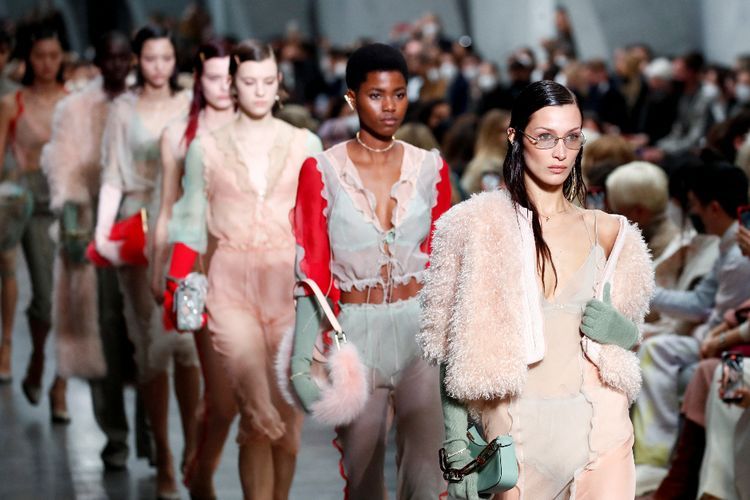 Koleksi Busana Fendi Jadi Pembuka Milan Fashion Week