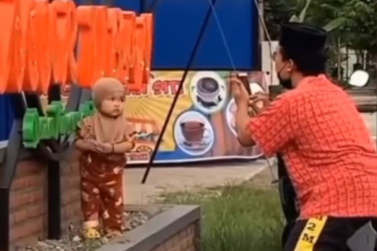 Menggemaskan! Balita Ini Berpose Kece saat Difoto, Lihat Ekspresinya saat Cek Hasil Foto