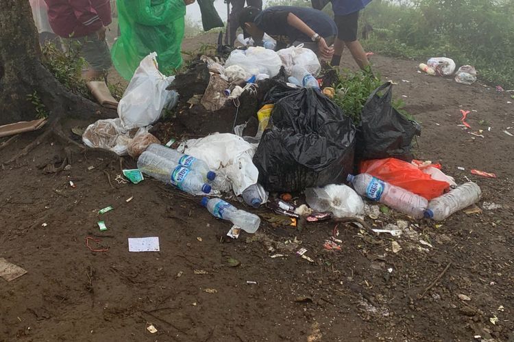 Katanya Cinta Alam, Pendaki di Gunung Merbabu Kok Tinggalkan Banyak Sampah Plastik?