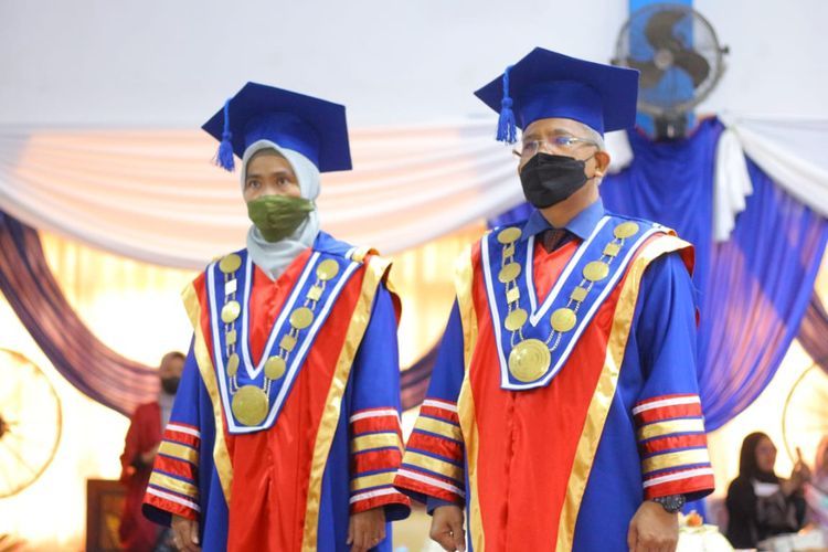 Berkat Cinta, Pasangan Suami Istri Ini Bersamaan Dikukuhkan Jadi Guru Besar