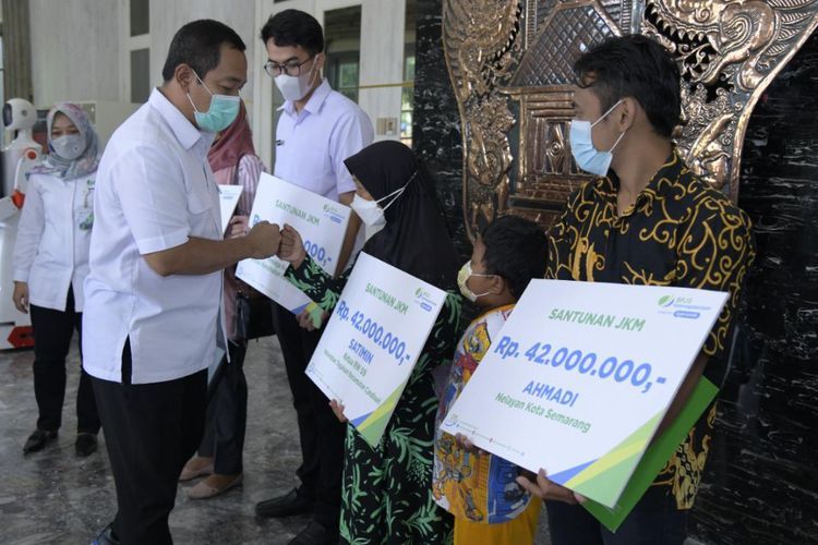 Hendi Serahkan Jaminan Kecelakaan Kerja (JKK) kepada Pekerja Rentan