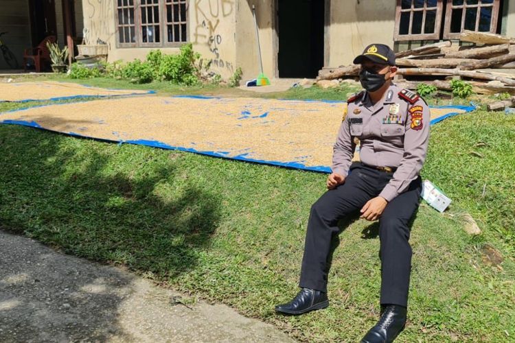 Viral, Polisi Ini Rela Jaga Gabah Biar Petani Mau Divaksin Covid-19