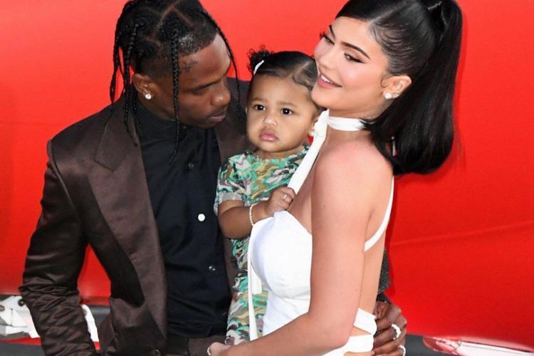 Banyak Dipakai Dimana-mana, Kylie Jenner dan Travis Scott Ganti Nama Anak Keduanya